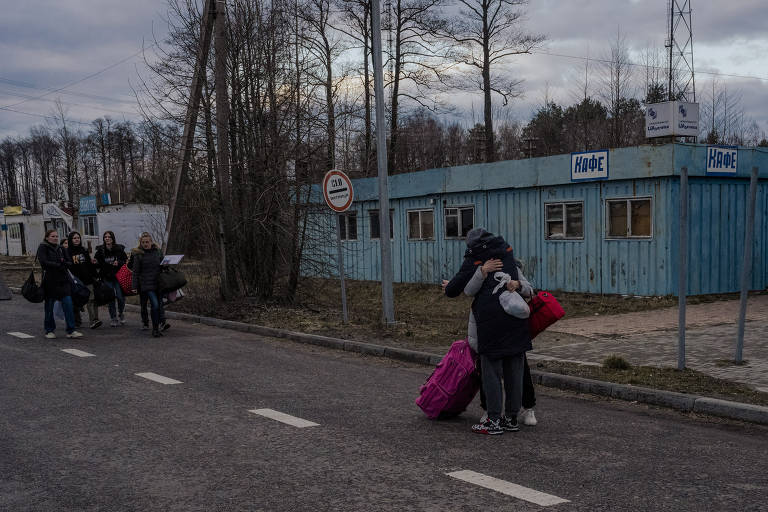 Jornik cumprimenta outras mães enquanto busca seus filhos em escolas e acampamentos nos territórios ocupados pela Rússia na Ucrânia