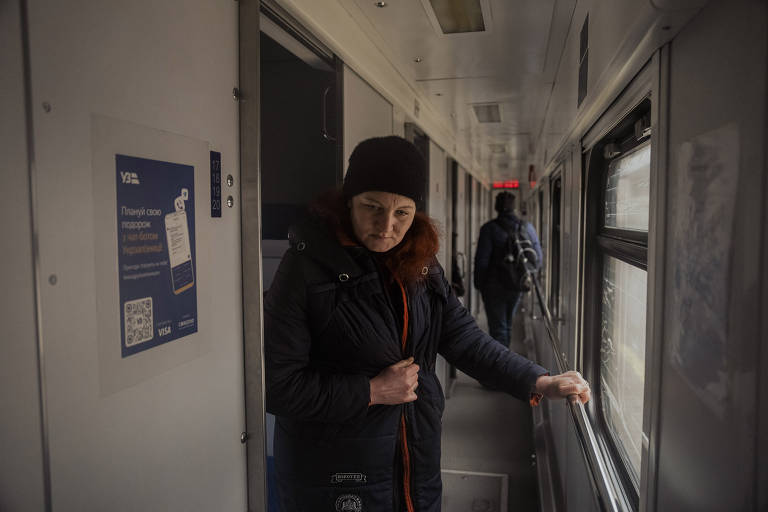 Jornik em uma estação de trem em Kharkiv, na Ucrânia, durante viagem para buscar o filho