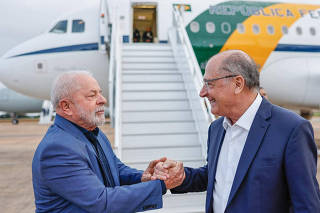 Brasília (DF), 11.04.2023 - O presidente Luiz Inácio Lula da Silva embarcou, nesta terça-feira (11), para uma viagem de dois dias à China e uma visita aos Emirados Árabes Unidos, no próximo sábado (15). Nesta manhã, Lula transmitiu o cargo ao vice