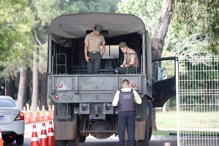 Caminhão do Exército com dois militares é averiguado por policial da Polícia Federal; militares estão sendo ouvidos pela polícia na investigação sobre os atos golpistas de 8 de janeiro
