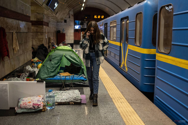 Mulher em metrô na ucrânia em cena do documentário Liberdade em Chamas