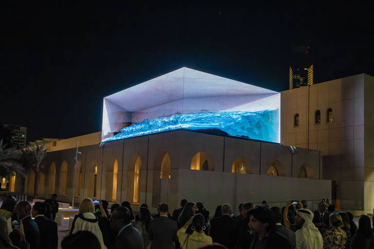 A obra 'Wave', exibida no topo do Cultural Foundation, um prédio em Abu Dhabi, nos Emirados Árabes Unidos
