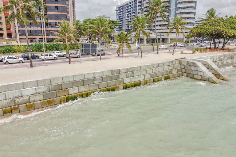 Maceió realiza obras de contenção a danos provocados pelo avanço do mar