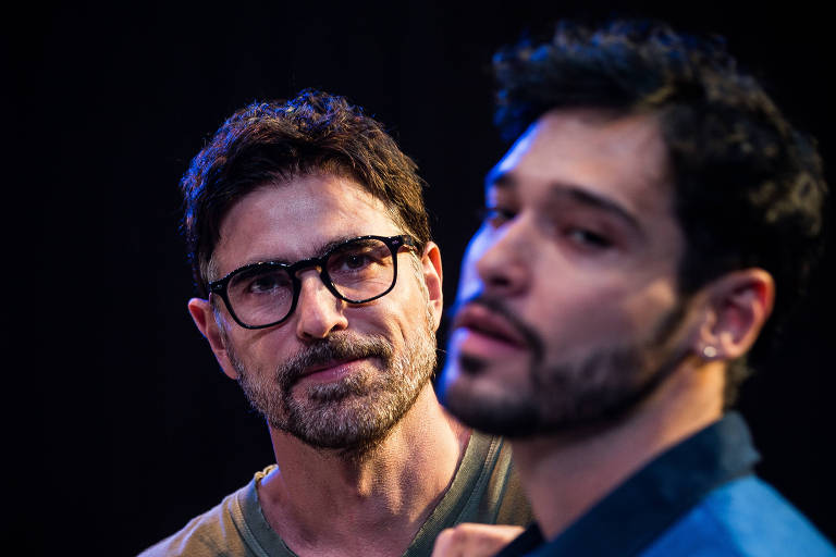 Os atores Reynaldo Gianecchini e Bruno Fagundes na peça "A Herança" no Teatro Vivo