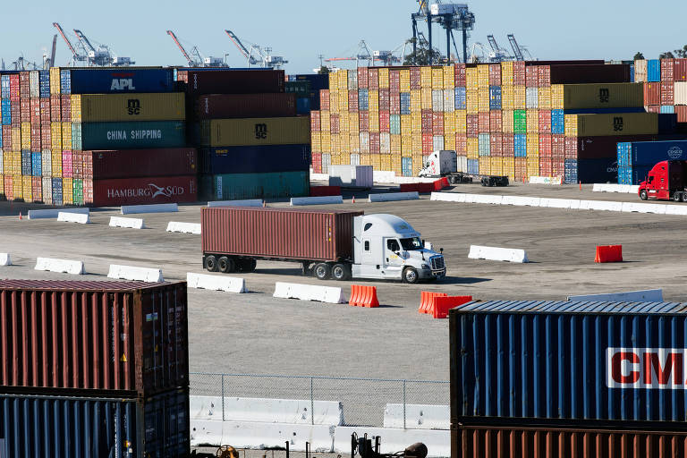 Caminhões se alinham em Terminal Island entre o porto de Long Beach e o porto de Los Angeles em 22 de março de 2022. À medida que os temores de recessão persistem, os problemas nas principais indústrias prejudicaram as receitas fiscais, transformando o superávit de US$ 100 bilhões do estado em déficit