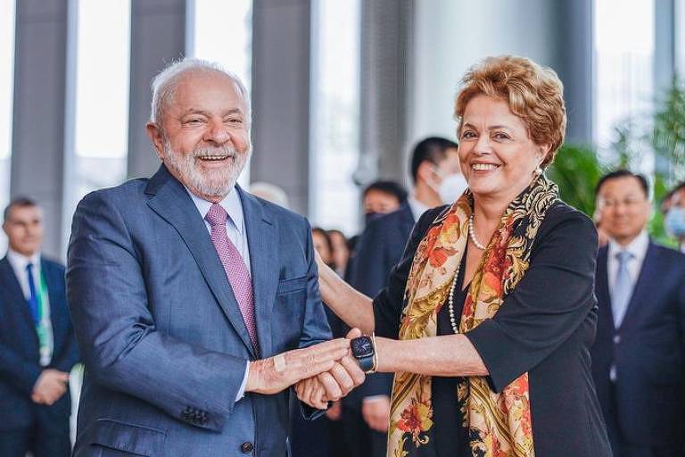 Lula cumprimenta Dilma na posse da presidência do banco dos Brics