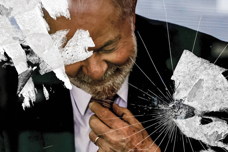 O presidente Lula esta com a cabeça curvada olhando para o chão, a sua mão esquerda está ajustando o nó da gravata. A imagem simula um vidro com um ponto trincado e algumas marcas de resto de adesivo ou papel colado no vidro