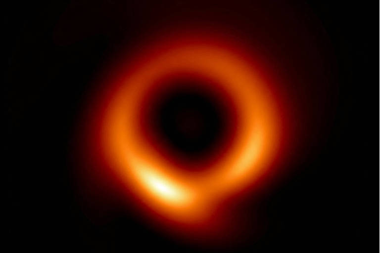Pesquisadores melhoraram a resolução de imagem de buraco negro ao utilizar algoritmos para preencher as lacunas nas observações originais