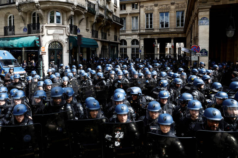 Manifestantes contra reforma da Previdência invadem loja da Louis Vuitton  em Paris