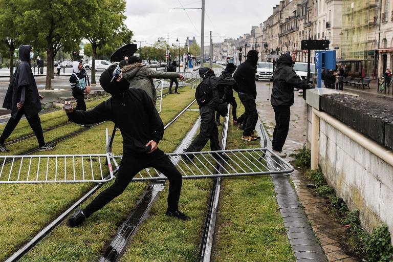 Manifestantes invadem a sede do grupo Louis Vuitton, em Paris