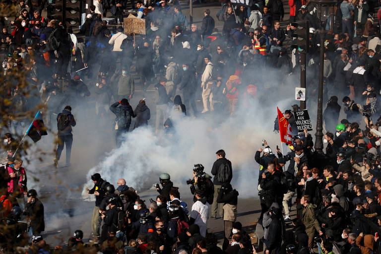 Manifestantes contra reforma da Previdência invadem loja da Louis Vuitton  em Paris