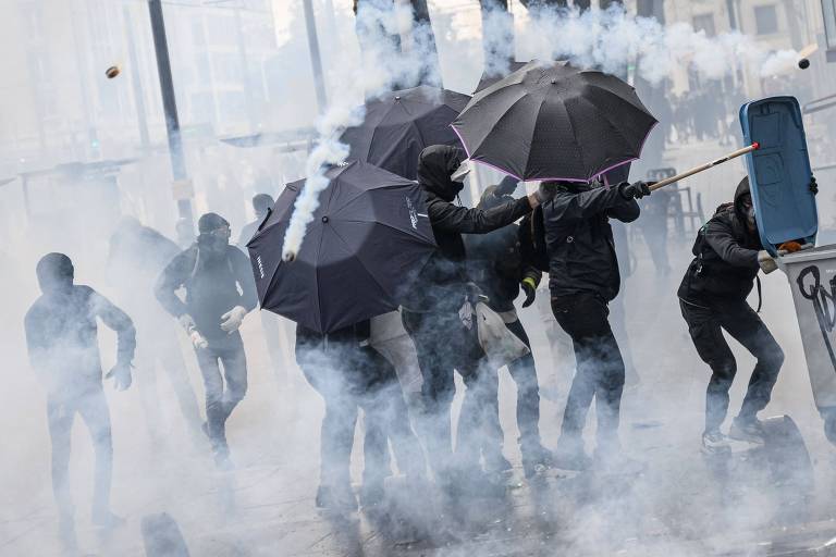 Manifestantes entram em confronto com policiais durante protesto contra reforma da Previdência em Nantes, na França