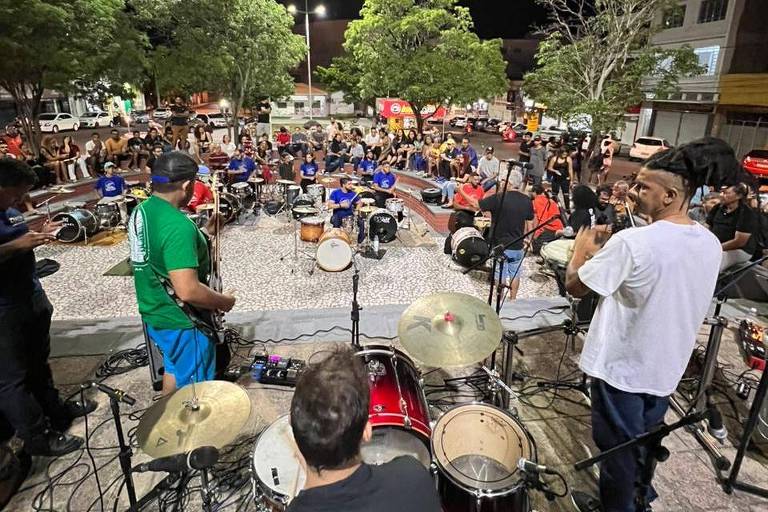 grupo de percussionistas tocam em praça