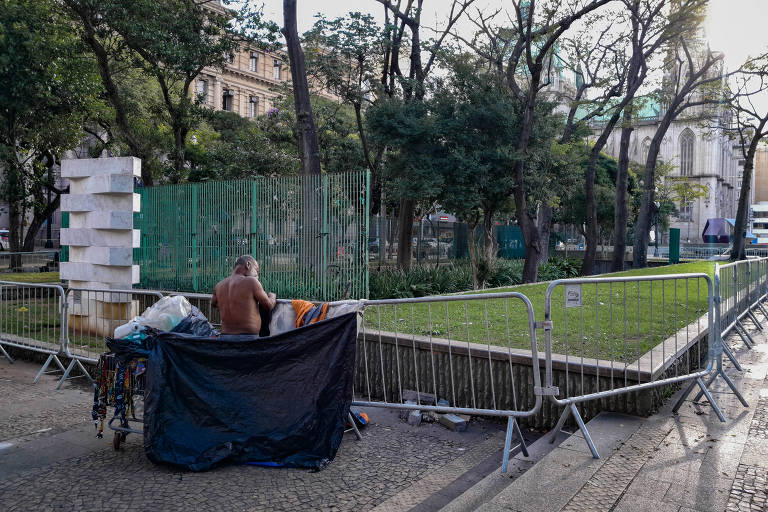 Prefeitura de São Paulo instala gradis para impedir barracas e permanência de moradores de rua nos canteiros 