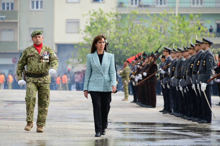 A ministra da Defesa de Portugal, Helena Carreiras, durante revista de tropas