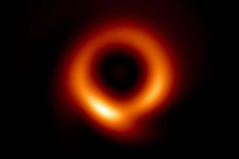 Pesquisa revela imagem melhorada de buraco negro