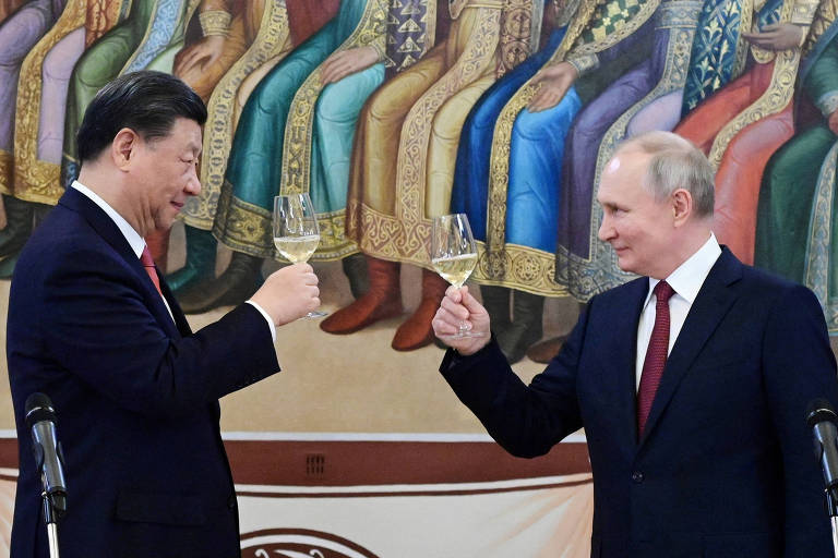 Xi Jinping e Vladimir Putin brindam durante visita do líder chinês ao Kremlin, em Moscou 