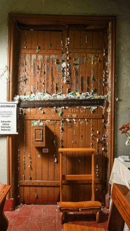 Porta da Capela dos Aflitos onde devotos colocam bilhetinhos de pedido e agradecimento ao santo popular Chaguinhas, que está desgastada por infiltrações