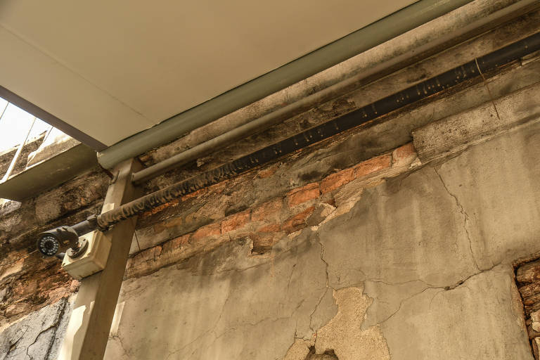 Rachaduras na fachada da Capela dos Aflitos
