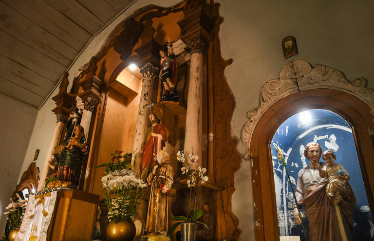 Altar-mor da Capela dos Aflitos com imagens de santos