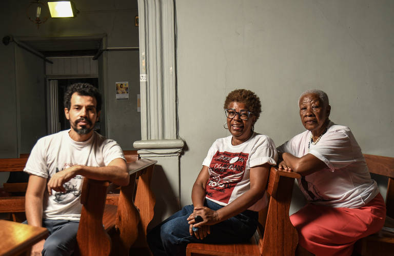 Wesley de Souza Vieira, pesquisador USP e professor da Rede Municipal de ensino (esquerda), e as ministras da capela, Áurea Maria Neves (centro) e Emília Ribeiro (direita), membros da Unamca, a União dos Amigos da Capela dos Aflitos.