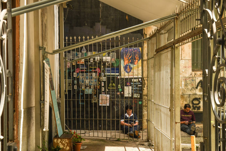 Entrada da Capelas dos Aflitos, na Liberdade. Ao fundo, tapumes na entrada do terreno onde foram achadas ossadas do primeiro cemitério público de São Paulo