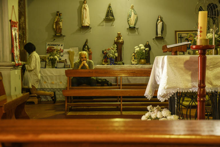 Fiéis rezam na Capela dos Aflitos, na Liberdade