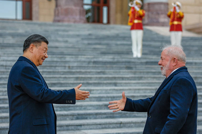 Na China, Lula se reúne com Xi, visita Huawei e discursa em cerimônia de Dilma