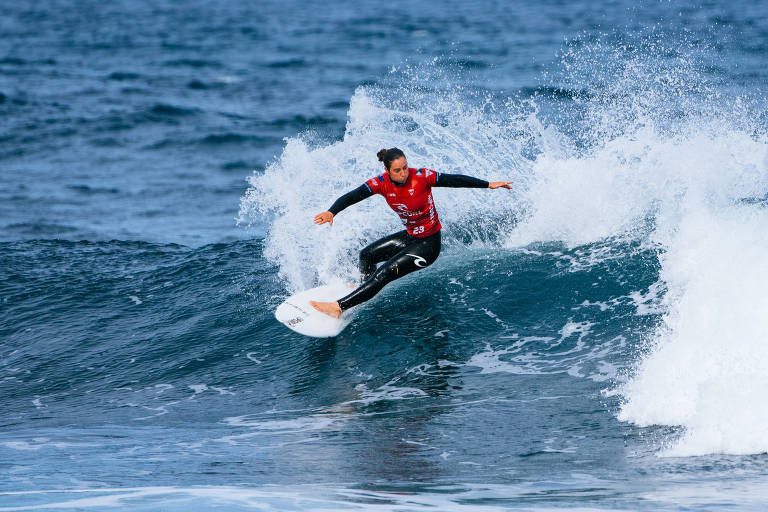surfista executando uma manobra e expirando água
