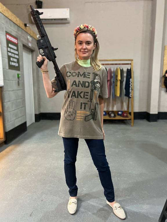 Deputada Júlia Zanatta (PL-SC) posta foto segurando arma em clube de tiro
