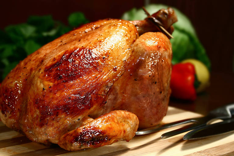 Aprenda receita que leva conhaque para variar o preparo do frango assado