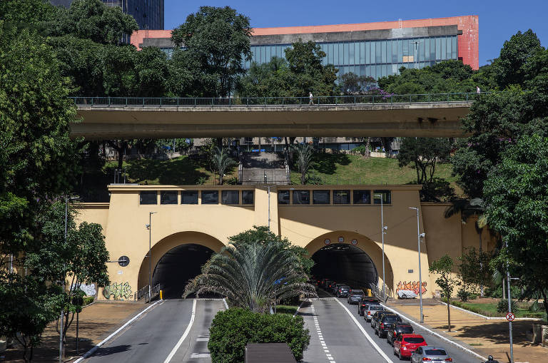 Vista da entrada para o túnel 9 de Julho onde na parte superior está o mirante fechado, sob o viaduto Professor Bernardino Tranchesi