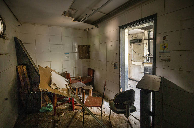 Na parte interna do Mirante 9 de Julho, fechado há três anos, há lixo e entulho. O local, já sem atividades, foi roubado. O contrato foi encerrado definitivamente em 2021 pela prefeitura com a última concessionária. Ainda não há definição sobre data e atividades para o próximo edital de concessão