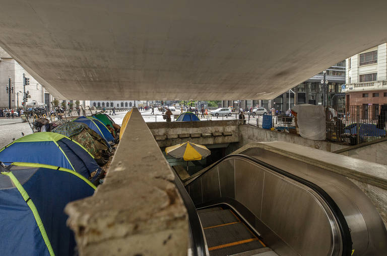 Barracas ao lado de uma das entradas da Galeria Prestes Maia, na Praça do Patriarca, região central de São Paulo. O local já teve serviços de referência para Aids, foi filial do Masp no centro e objeto de disputa entre o museu e a prefeitura. A administração retomou o espaço de três pavimentos e 6.000 metros quadrados em 2009