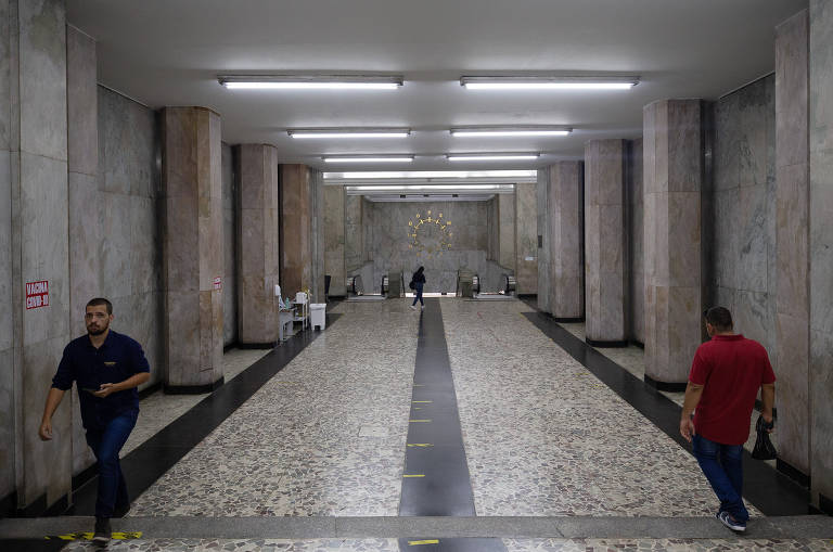 Pedestres circulam pela galeria Prestes Maia. A galeria, junto com a Formosa, foi incluída na concessão do Anhangabaú