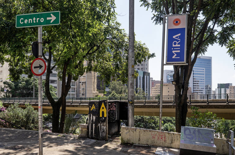 Escada lateral de acesso ao mirante da avenida Nove de Julho, que já teve café, restaurante, bar e cinema, hoje termina em um portão de grade. Três anos depois do fechamento, o local ainda não tem prazo para voltar a ser concedido