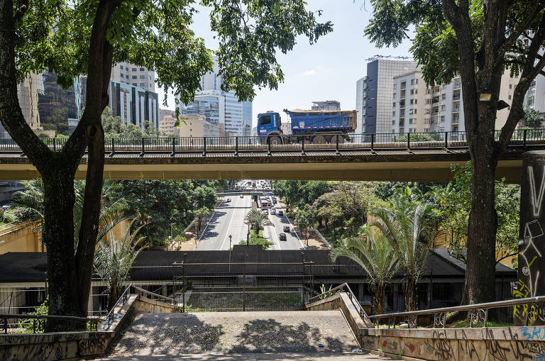 Escada de acesso ao Mirante 9 de Julho, que já teve café, restaurante, bar e cinema, hoje termina em um portão de grade. Três anos depois do fechamento, o local ainda não tem prazo para voltar a ser concedido