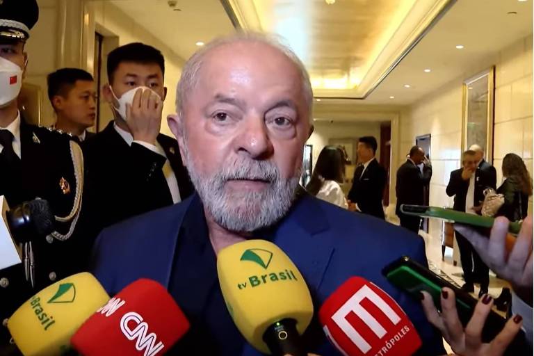 Lula durante entrevista no hotel St. Regis, em Pequim, ao sair para o aeroporto na manhã de sábado (15)