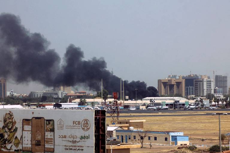 Fumaça preta em região próxima do aeroporto de Cartum, na capital do Sudão