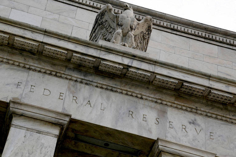 Fachada do Federal Reserve, em Washington. Acima da primeira viga, está uma escultura de águia-de-cabeça-branca, símbolo nacional dos EUA.