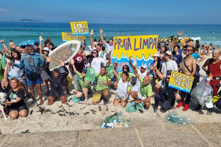 Ambientalistas se reúnem no Arpoador, promovem mutirão de limpeza e cobram despoluição de praias no Rio de Janeiro