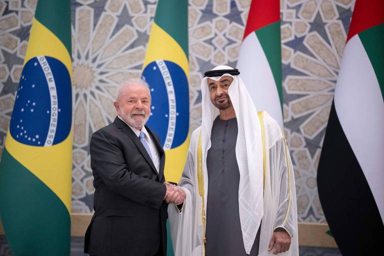 Lula cumprimenta o líder dos Emirados Árabes Unidos, Mohamed bin Zayed, em Abu Dhabi