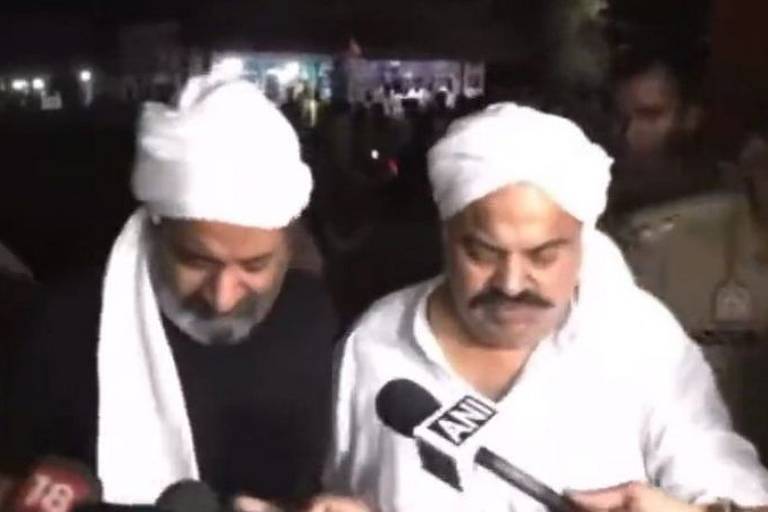 Atiq Ahmed (à direita) e seu irmão Ashraf durante entrevista pouco antes de assassinatos