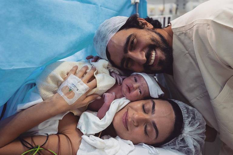 Thaila Ayala e Renato Góes logo após o parto da filha Tereza