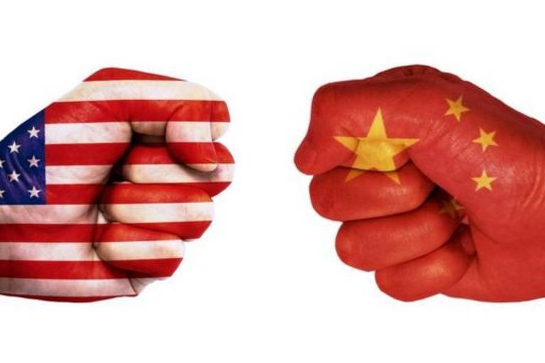 Dois punhos fechados estão frente a frente. Um deles tem as cores da bandeira dos Estados Unidos e outro da China
