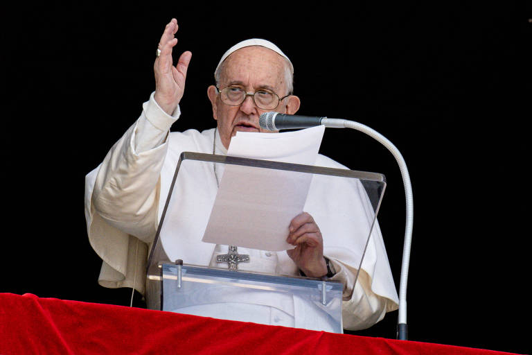 Papa Francisco discursa na praça de São Pedro, no Vaticano