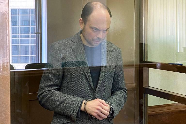 Vladimir Kara-Murza, opositor de Putin, ouve anúncio de sentença em cela de vidro na Corte Municipal de Moscou
