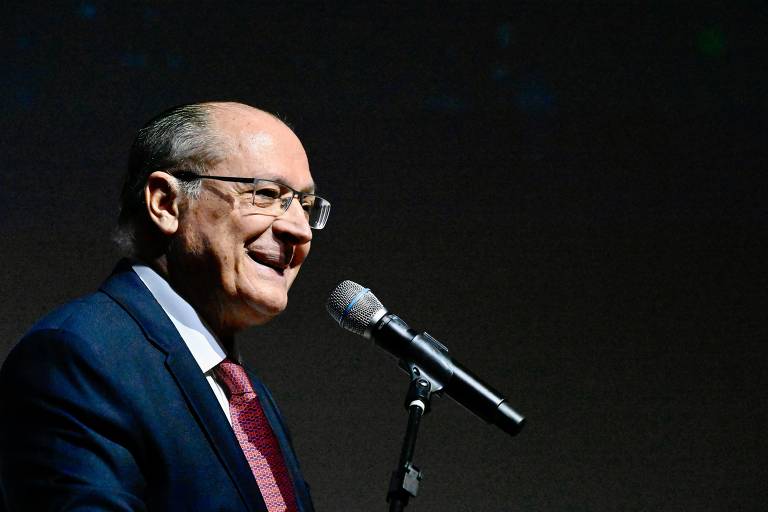 Imagem mostra Geraldo Alckmin falando em púlpito