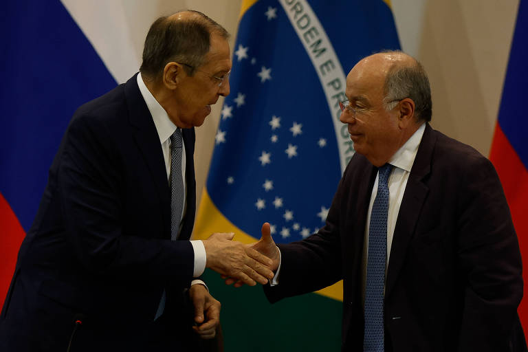 O ministro das Relações Exteriores do Brasil, Mauro Vieira, à dir., e seu correspondente da Rússia, Serguei Lavrov, cumprimentam-se após reunião no Palácio do Itamaraty, em Brasília