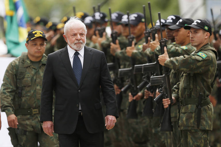 Lula caminha em frente a militares perfilados